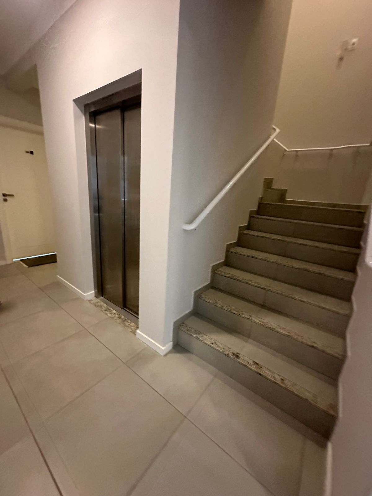 Prédio inteiro a venda com 7 aptos